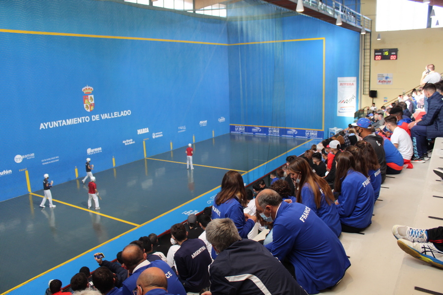 El público llena el frontón de Vallelado en la jornada inaugural del Campeonato del Mundo sub 23 de Pelota